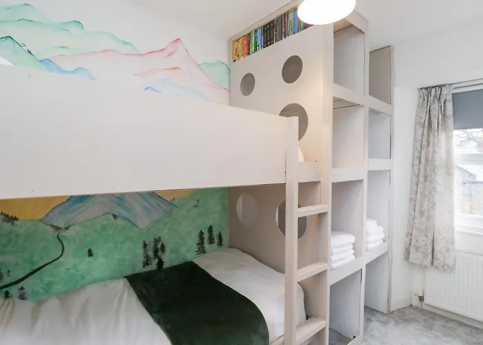 Holiday home The Wonky Nest *